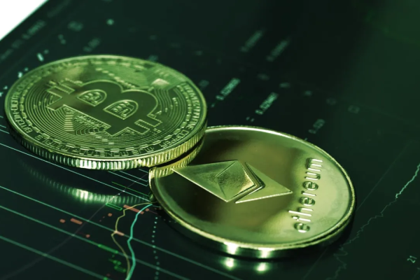Altcoins like Solana and Chainlink outperform Bitcoin during market dips.