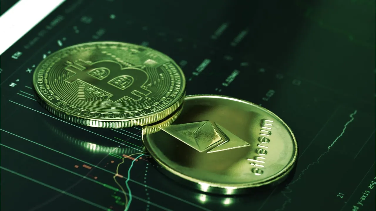 Altcoins like Solana and Chainlink outperform Bitcoin during market dips.
